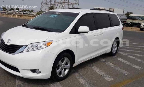 Acheter Import Voiture Toyota Sienna Blanc à Import - Dubai, Barh el Gazel Acheter Import Voiture Toyota Sienna Blanc à Import - Dubai, Barh el Gazel