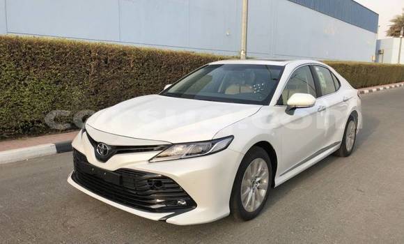 Acheter Neuf Voiture Toyota Camry Blanc à N'Djamena, Chari-Baguirmi Acheter Neuf Voiture Toyota Camry Blanc à N'Djamena, Chari-Baguirmi