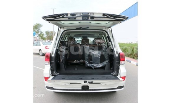 Acheter Import Voiture Toyota Land Cruiser Blanc à Import - Dubai, Barh el Gazel Acheter Import Voiture Toyota Land Cruiser Blanc à Import - Dubai, Barh el Gazel