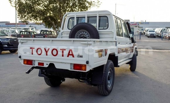 Acheter Import Voiture Toyota Land Cruiser Blanc à Import - Dubai, Barh el Gazel Acheter Import Voiture Toyota Land Cruiser Blanc à Import - Dubai, Barh el Gazel