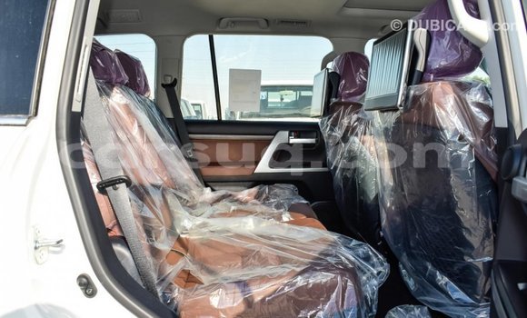 Acheter Import Voiture Toyota Land Cruiser Blanc à Import - Dubai, Barh el Gazel Acheter Import Voiture Toyota Land Cruiser Blanc à Import - Dubai, Barh el Gazel