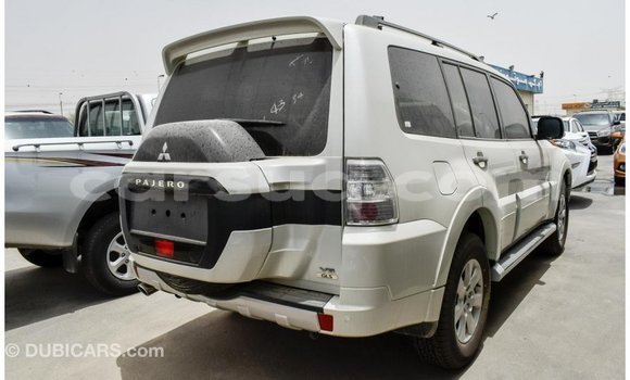 Acheter Import Voiture Mitsubishi Pajero Blanc à Import - Dubai, Barh el Gazel
