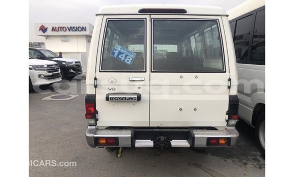 Acheter Import Voiture Toyota Land Cruiser Blanc à Import - Dubai, Barh el Gazel Acheter Import Voiture Toyota Land Cruiser Blanc à Import - Dubai, Barh el Gazel
