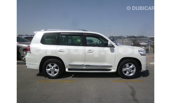 Acheter Import Voiture Toyota Land Cruiser Blanc à Import - Dubai, Barh el Gazel Acheter Import Voiture Toyota Land Cruiser Blanc à Import - Dubai, Barh el Gazel