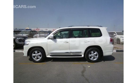 Acheter Import Voiture Toyota Land Cruiser Blanc à Import - Dubai, Barh el Gazel Acheter Import Voiture Toyota Land Cruiser Blanc à Import - Dubai, Barh el Gazel
