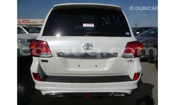 Acheter Import Voiture Toyota Land Cruiser Blanc à Import - Dubai, Barh el Gazel Acheter Import Voiture Toyota Land Cruiser Blanc à Import - Dubai, Barh el Gazel