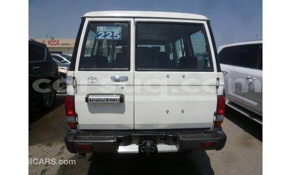 Acheter Import Voiture Toyota Land Cruiser Blanc à Import - Dubai, Barh el Gazel Acheter Import Voiture Toyota Land Cruiser Blanc à Import - Dubai, Barh el Gazel