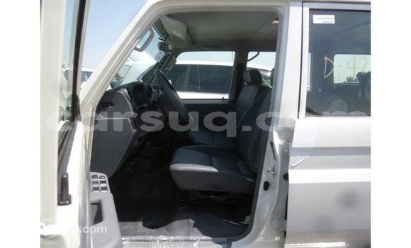 Acheter Import Voiture Toyota Land Cruiser Blanc à Import - Dubai, Barh el Gazel Acheter Import Voiture Toyota Land Cruiser Blanc à Import - Dubai, Barh el Gazel