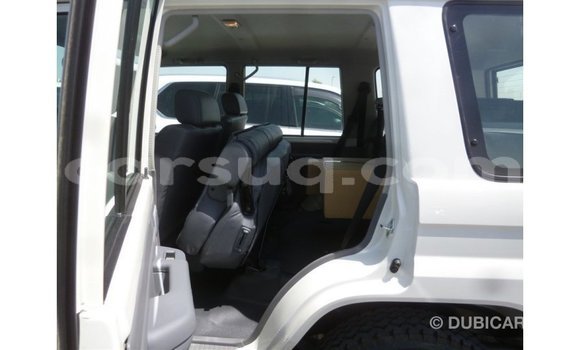 Acheter Import Voiture Toyota Land Cruiser Blanc à Import - Dubai, Barh el Gazel Acheter Import Voiture Toyota Land Cruiser Blanc à Import - Dubai, Barh el Gazel