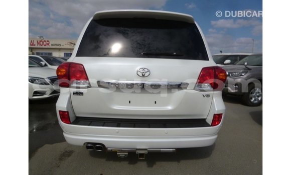 Acheter Import Voiture Toyota Land Cruiser Blanc à Import - Dubai, Barh el Gazel Acheter Import Voiture Toyota Land Cruiser Blanc à Import - Dubai, Barh el Gazel