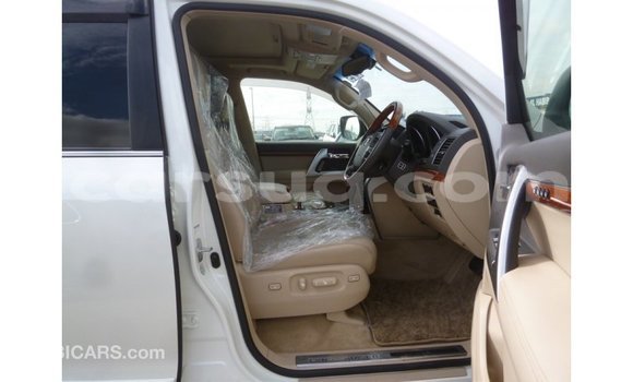 Acheter Import Voiture Toyota Land Cruiser Blanc à Import - Dubai, Barh el Gazel Acheter Import Voiture Toyota Land Cruiser Blanc à Import - Dubai, Barh el Gazel