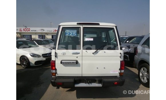 Acheter Import Voiture Toyota Land Cruiser Blanc à Import - Dubai, Barh el Gazel Acheter Import Voiture Toyota Land Cruiser Blanc à Import - Dubai, Barh el Gazel