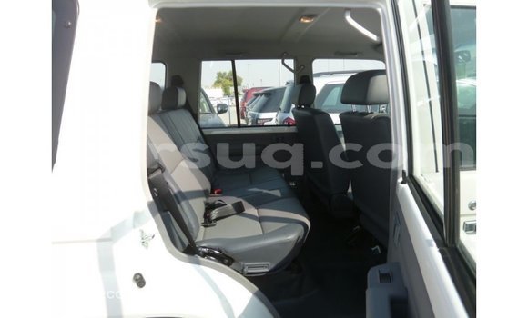 Acheter Import Voiture Toyota Land Cruiser Blanc à Import - Dubai, Barh el Gazel Acheter Import Voiture Toyota Land Cruiser Blanc à Import - Dubai, Barh el Gazel