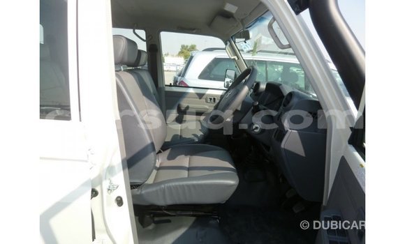 Acheter Import Voiture Toyota Land Cruiser Blanc à Import - Dubai, Barh el Gazel Acheter Import Voiture Toyota Land Cruiser Blanc à Import - Dubai, Barh el Gazel