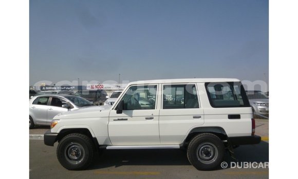 Acheter Import Voiture Toyota Land Cruiser Blanc à Import - Dubai, Barh el Gazel Acheter Import Voiture Toyota Land Cruiser Blanc à Import - Dubai, Barh el Gazel