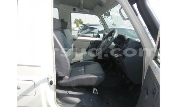 Acheter Import Voiture Toyota Land Cruiser Blanc à Import - Dubai, Barh el Gazel Acheter Import Voiture Toyota Land Cruiser Blanc à Import - Dubai, Barh el Gazel