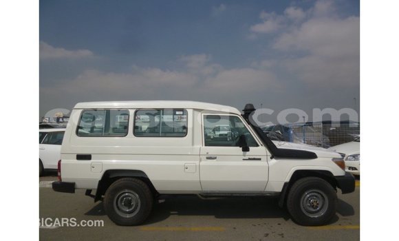 Acheter Import Voiture Toyota Land Cruiser Blanc à Import - Dubai, Barh el Gazel Acheter Import Voiture Toyota Land Cruiser Blanc à Import - Dubai, Barh el Gazel