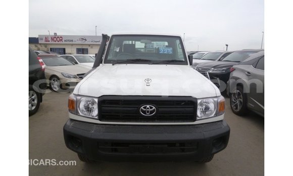 Acheter Import Voiture Toyota Land Cruiser Blanc à Import - Dubai, Barh el Gazel Acheter Import Voiture Toyota Land Cruiser Blanc à Import - Dubai, Barh el Gazel