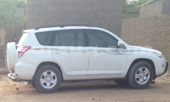 Acheter Occasion Voiture Toyota RAV4 Blanc à N'Djamena au Tchad Acheter Occasion Voiture Toyota RAV4 Blanc à N'Djamena au Tchad
