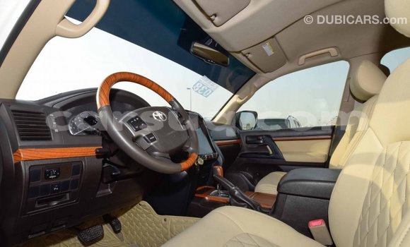 Acheter Import Voiture Toyota Land Cruiser Blanc à Import - Dubai, Barh el Gazel Acheter Import Voiture Toyota Land Cruiser Blanc à Import - Dubai, Barh el Gazel