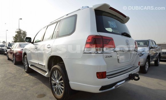 Acheter Import Voiture Toyota Land Cruiser Blanc à Import - Dubai, Barh el Gazel Acheter Import Voiture Toyota Land Cruiser Blanc à Import - Dubai, Barh el Gazel