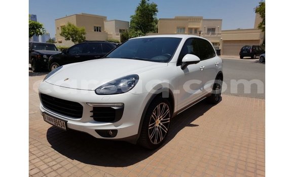 Acheter Import Voiture Porsche Cayenne Blanc à Import - Dubai, Barh el Gazel