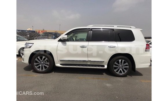 Acheter Import Voiture Toyota Land Cruiser Blanc à Import - Dubai, Barh el Gazel Acheter Import Voiture Toyota Land Cruiser Blanc à Import - Dubai, Barh el Gazel