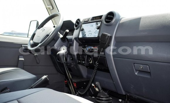 Acheter Neuf Voiture Toyota Land Cruiser Blanc à Abéché, Ouaddai Region Acheter Neuf Voiture Toyota Land Cruiser Blanc à Abéché, Ouaddai Region