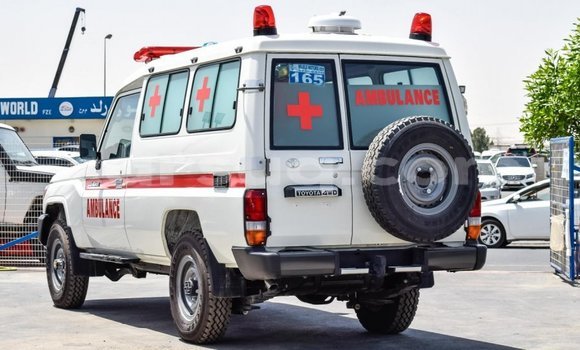 Acheter Neuf Voiture Toyota Land Cruiser Blanc à Abéché, Ouaddai Region Acheter Neuf Voiture Toyota Land Cruiser Blanc à Abéché, Ouaddai Region