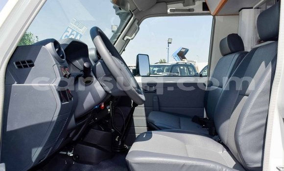 Acheter Neuf Voiture Toyota Land Cruiser Blanc à Abéché, Ouaddai Region Acheter Neuf Voiture Toyota Land Cruiser Blanc à Abéché, Ouaddai Region