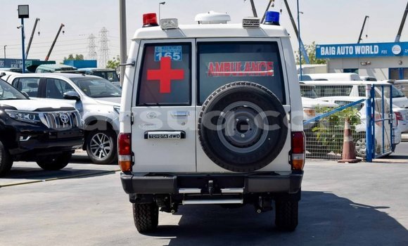 Acheter Neuf Voiture Toyota Land Cruiser Blanc à Abéché, Ouaddai Region Acheter Neuf Voiture Toyota Land Cruiser Blanc à Abéché, Ouaddai Region