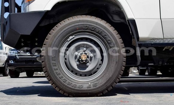 Acheter Neuf Voiture Toyota Land Cruiser Blanc à Abéché, Ouaddai Region Acheter Neuf Voiture Toyota Land Cruiser Blanc à Abéché, Ouaddai Region