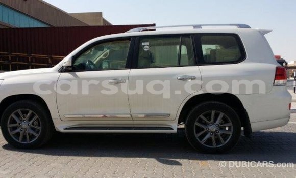 Acheter Import Voiture Toyota Land Cruiser Blanc à Import - Dubai, Barh el Gazel Acheter Import Voiture Toyota Land Cruiser Blanc à Import - Dubai, Barh el Gazel