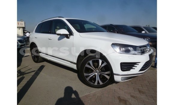 Acheter Import Voiture Volkswagen Touareg Blanc à Import - Dubai, Barh el Gazel