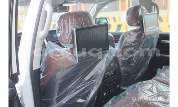 Acheter Import Voiture Toyota Land Cruiser Blanc à Import - Dubai, Barh el Gazel Acheter Import Voiture Toyota Land Cruiser Blanc à Import - Dubai, Barh el Gazel