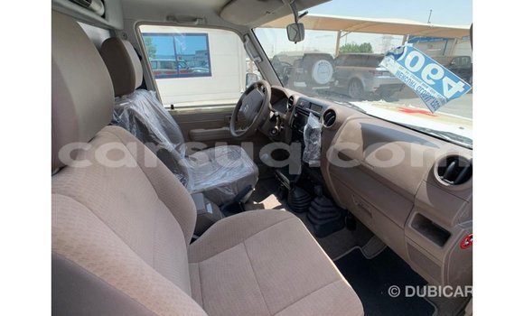 Acheter Import Voiture Toyota Land Cruiser Beige à Import - Dubai, Barh el Gazel Acheter Import Voiture Toyota Land Cruiser Beige à Import - Dubai, Barh el Gazel