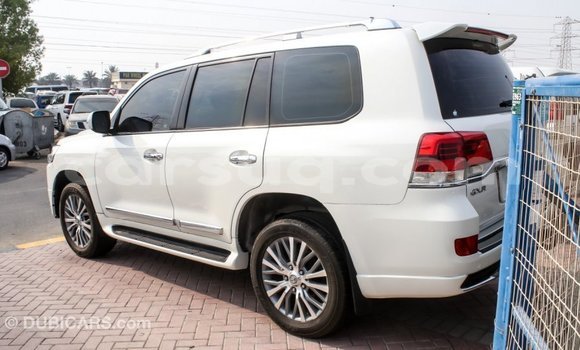 Acheter Import Voiture Toyota Land Cruiser Blanc à Import - Dubai, Barh el Gazel Acheter Import Voiture Toyota Land Cruiser Blanc à Import - Dubai, Barh el Gazel