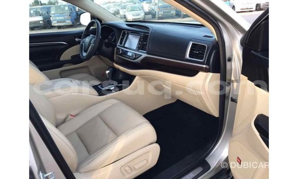 Buy Import Toyota Highlander Beige Car in Import - Dubai in Barh el Gazel Buy Import Toyota Highlander Beige Car in Import - Dubai in Barh el Gazel