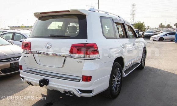 Acheter Import Voiture Toyota Land Cruiser Blanc à Import - Dubai, Barh el Gazel Acheter Import Voiture Toyota Land Cruiser Blanc à Import - Dubai, Barh el Gazel