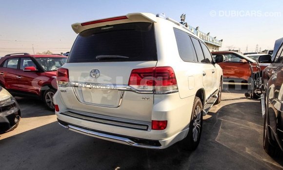 Acheter Import Voiture Toyota Land Cruiser Blanc à Import - Dubai, Barh el Gazel Acheter Import Voiture Toyota Land Cruiser Blanc à Import - Dubai, Barh el Gazel