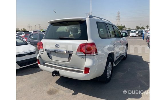 Acheter Import Voiture Toyota Land Cruiser Blanc à Import - Dubai, Barh el Gazel Acheter Import Voiture Toyota Land Cruiser Blanc à Import - Dubai, Barh el Gazel