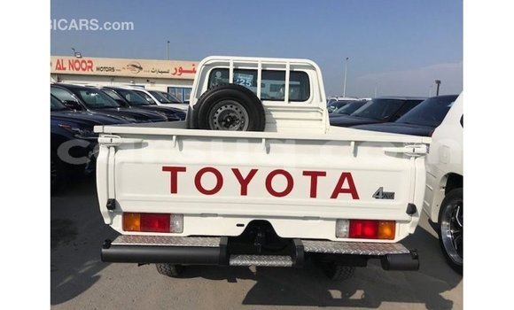 Acheter Import Voiture Toyota Land Cruiser Blanc à Import - Dubai, Barh el Gazel Acheter Import Voiture Toyota Land Cruiser Blanc à Import - Dubai, Barh el Gazel