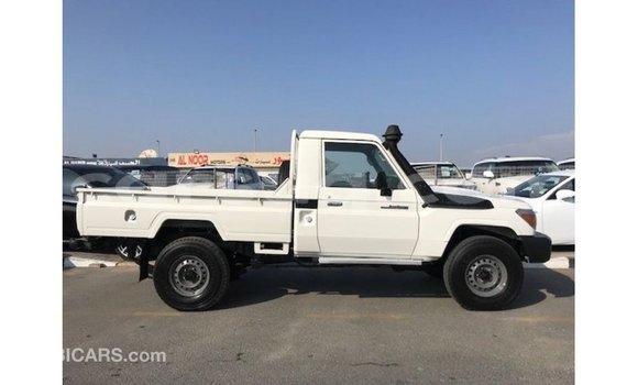 Acheter Import Voiture Toyota Land Cruiser Blanc à Import - Dubai, Barh el Gazel Acheter Import Voiture Toyota Land Cruiser Blanc à Import - Dubai, Barh el Gazel