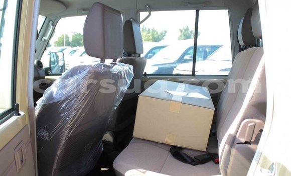 Acheter Import Voiture Toyota Land Cruiser Beige à Import - Dubai, Barh el Gazel Acheter Import Voiture Toyota Land Cruiser Beige à Import - Dubai, Barh el Gazel