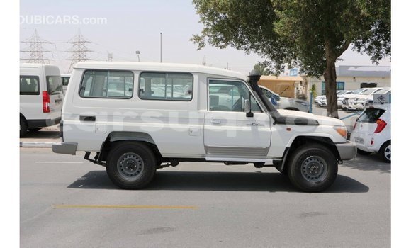 Acheter Import Voiture Toyota Land Cruiser Blanc à Import - Dubai, Barh el Gazel Acheter Import Voiture Toyota Land Cruiser Blanc à Import - Dubai, Barh el Gazel