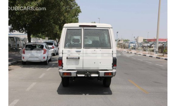 Acheter Import Voiture Toyota Land Cruiser Blanc à Import - Dubai, Barh el Gazel Acheter Import Voiture Toyota Land Cruiser Blanc à Import - Dubai, Barh el Gazel