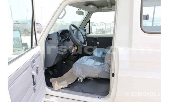 Acheter Import Voiture Toyota Land Cruiser Blanc à Import - Dubai, Barh el Gazel Acheter Import Voiture Toyota Land Cruiser Blanc à Import - Dubai, Barh el Gazel