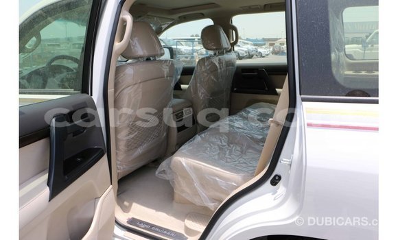 Acheter Import Voiture Toyota Land Cruiser Blanc à Import - Dubai, Barh el Gazel Acheter Import Voiture Toyota Land Cruiser Blanc à Import - Dubai, Barh el Gazel