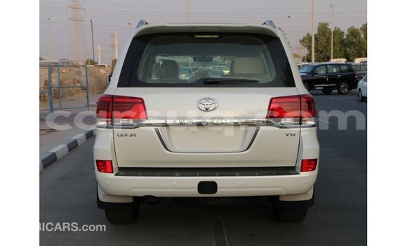 Acheter Import Voiture Toyota Land Cruiser Blanc à Import - Dubai, Barh el Gazel Acheter Import Voiture Toyota Land Cruiser Blanc à Import - Dubai, Barh el Gazel