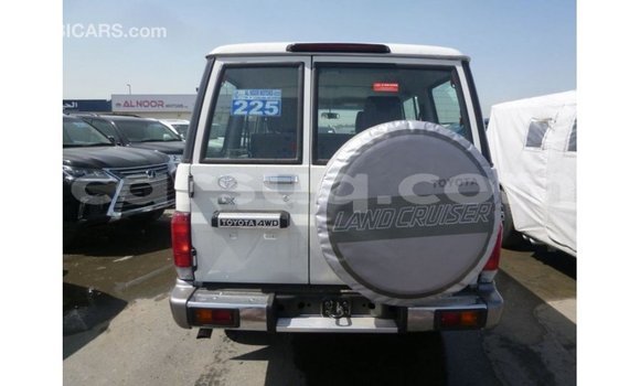 Acheter Import Voiture Toyota Land Cruiser Blanc à Import - Dubai, Barh el Gazel Acheter Import Voiture Toyota Land Cruiser Blanc à Import - Dubai, Barh el Gazel